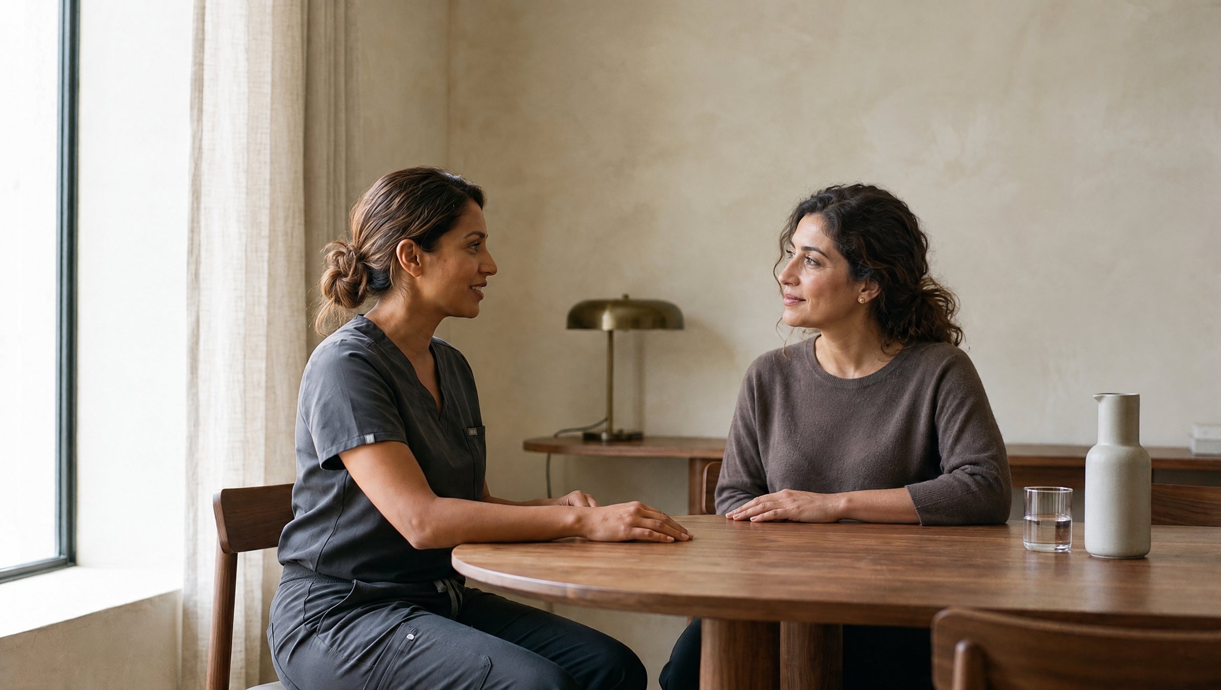 A nurse and a patient in consultation at Clinique La Clé, Montreal